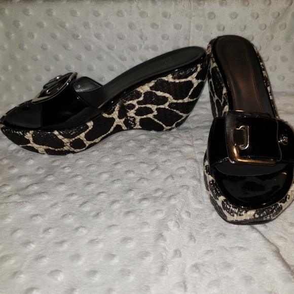Stuart Weitzman 7 1/2 giraffe animal print buckle - Picture 3 of 16